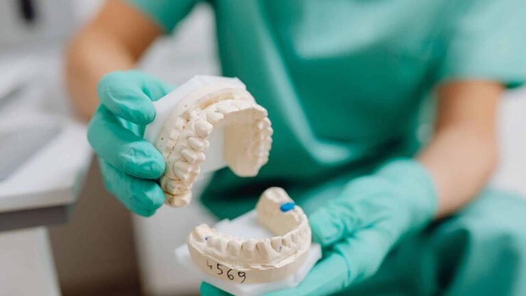 jak dlouho trva implantace